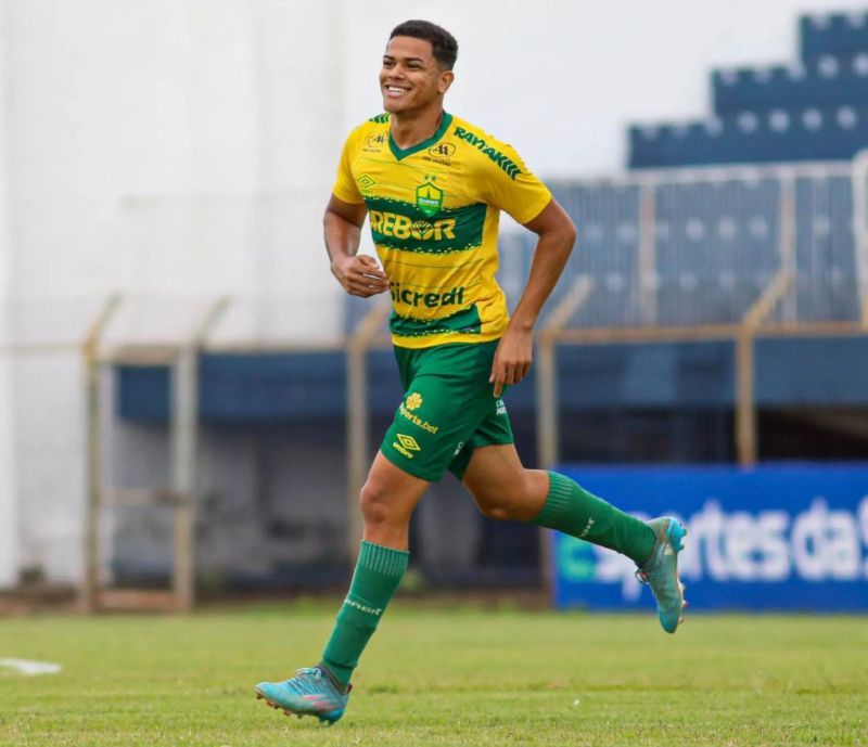 Rikelme là hậu vệ cánh trái trẻ người Brazil đang được nhiều đội bóng châu Âu săn đón