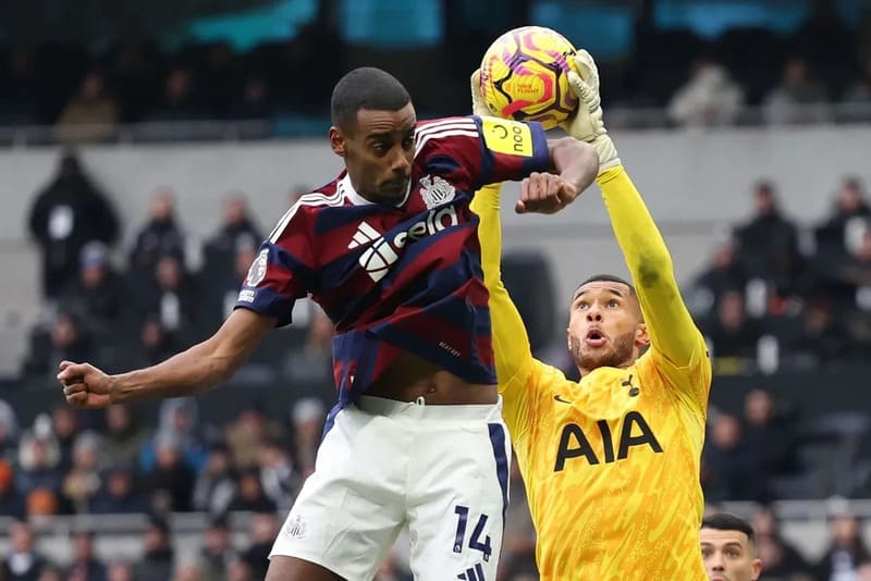 Alexander Isak ghi bàn ngay trận ra mắt AIK và trở thành huyền thoại