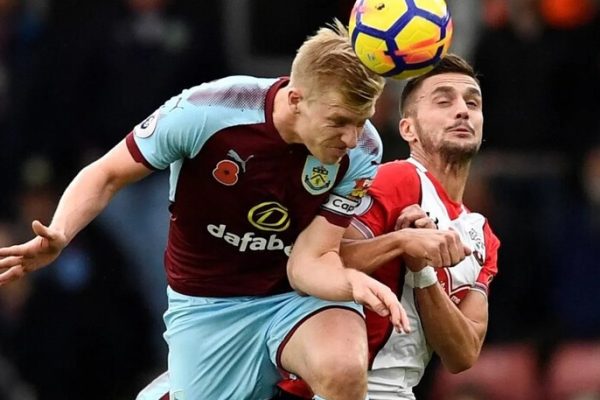 Ben Mee phá bóng trong vòng cấm địa
