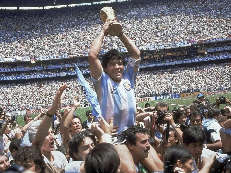 Diego Maradona trở thành người hùng bất diệt trong lòng người hâm mộ
